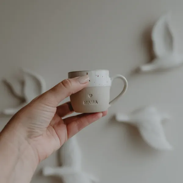 Eulenschnitt Espresso-Tasse "Mama" 60 ml – Handgemachte Steingut-Tasse mit Herz-Relief