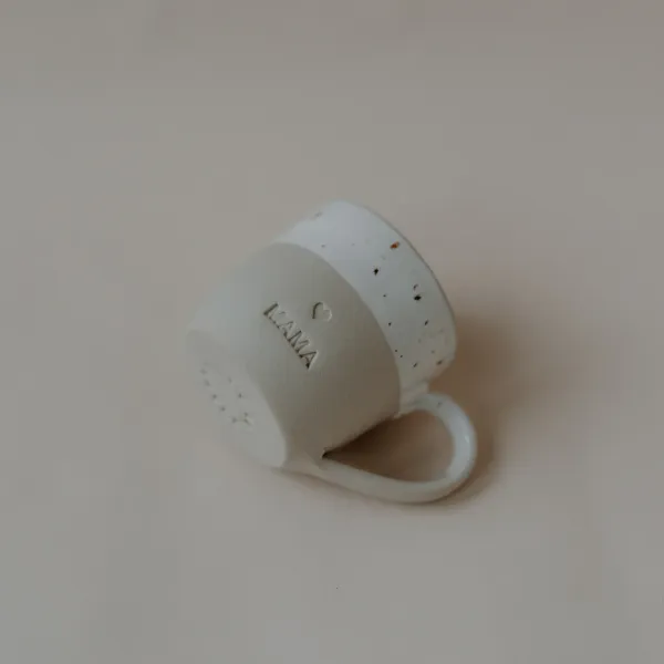 Eulenschnitt Espresso-Tasse "Mama" 60 ml – Handgemachte Steingut-Tasse mit Herz-Relief