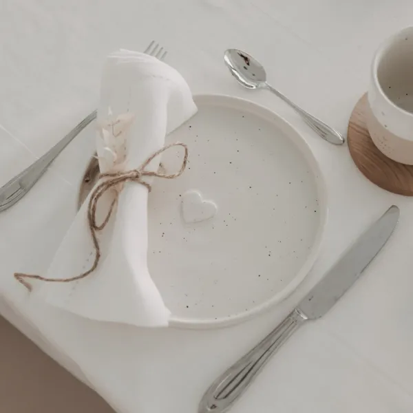 Frühstücksteller Calma Herz – Handgemachtes Steingut (21,5 cm)