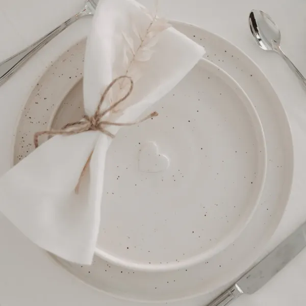 Frühstücksteller Calma Herz – Handgemachtes Steingut (21,5 cm)