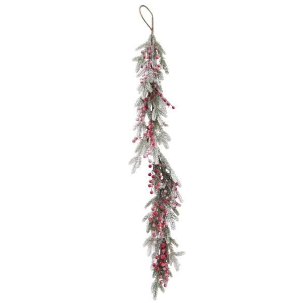 Beschneite Girlande mit roten Beeren