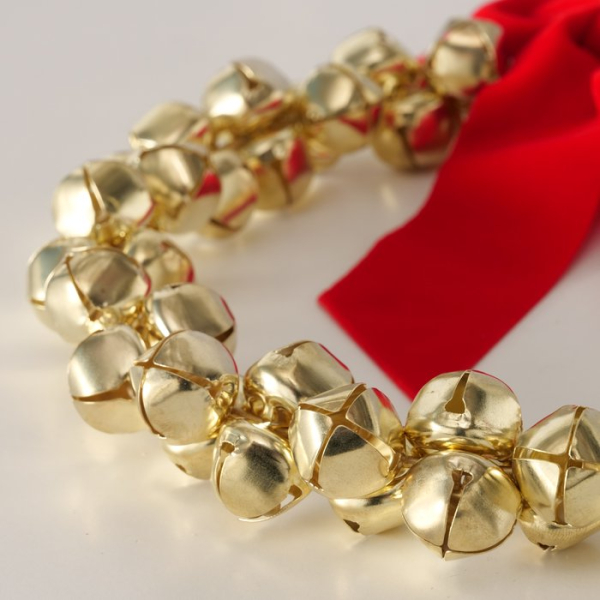 Hängekranz „Glöckchen“ Gold mit roter Schleife – Handgearbeiteter Schellenkranz aus Metall (Ø 20 cm)