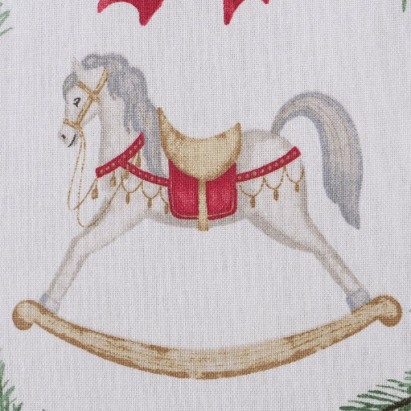 Weihnachtskissen „Cavallo“ 45 x 45 cm aus Baumwolle – Weißes Dekokissen mit Schaukelpferd & Tannenkranz