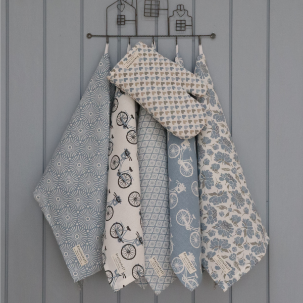 "Bikes Blue" Tea Towel – Cotton Kitchen Towel with Bicycle Motif in Light Blue 50x70 cm