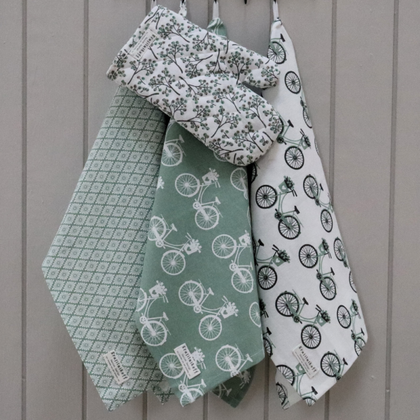 "Daisy Green" Tea Towel – Cotton Kitchen Towel with Daisy Pattern 50x70 cm