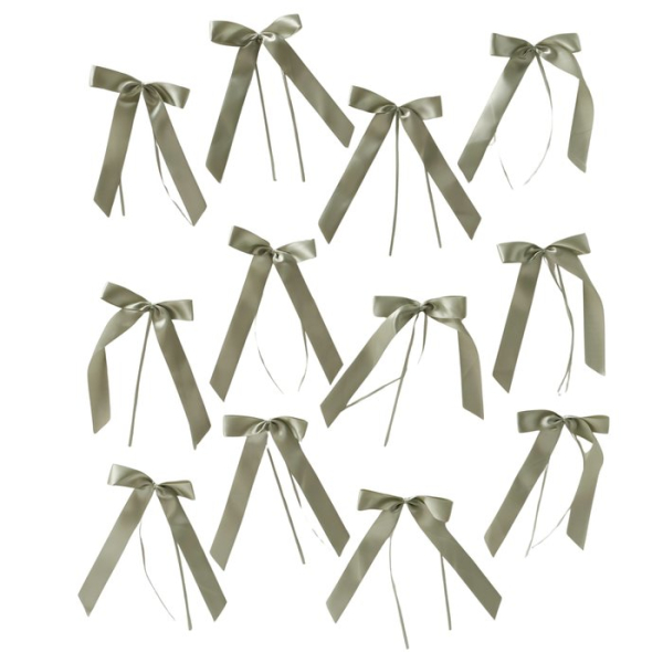 Satin-Schleifenset „Frederikke“ 12-teilig in Grün (20 cm) – Handgearbeitete Deko-Schleifen aus glänzendem Satinband zum Aufhängen für Weihnachtsbaum, Adventskranz, Kerzen & Geschenke