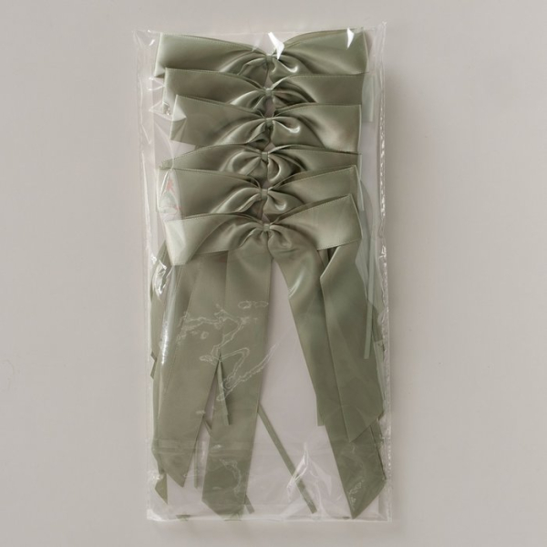 Satin-Schleifenset „Frederikke“ 12-teilig in Grün (20 cm) – Handgearbeitete Deko-Schleifen aus glänzendem Satinband zum Aufhängen für Weihnachtsbaum, Adventskranz, Kerzen & Geschenke