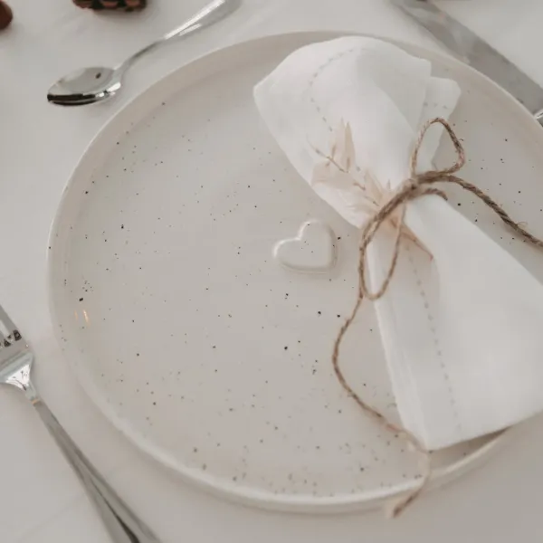 Speiseteller Calma Herz – Handgemachtes Steingut (27 cm)