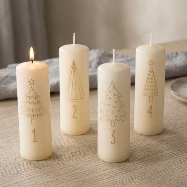 Adventskerzen-Set – Nummerierte Stumpenkerzen aus Paraffin mit Tannenbaum-Motiven für den Adventskranz