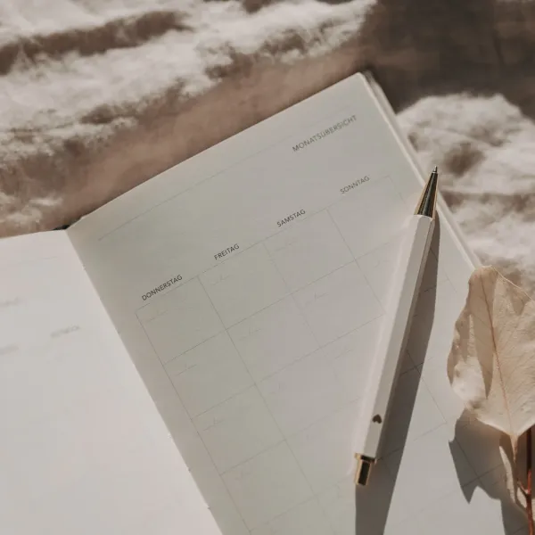 Terminkalender „Neues Glück“ – Eleganter Planer mit Leineneinband