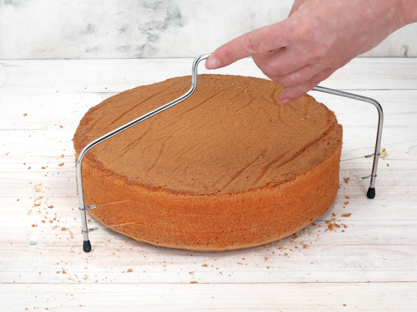 Cake-Masters Tortenschneider mit doppeltem Schneidedraht – Höhenverstellbare Tortensäge aus Edelstahl für gleichmäßige Biskuitböden bis 36 cm Durchmesser (GREENLINE)