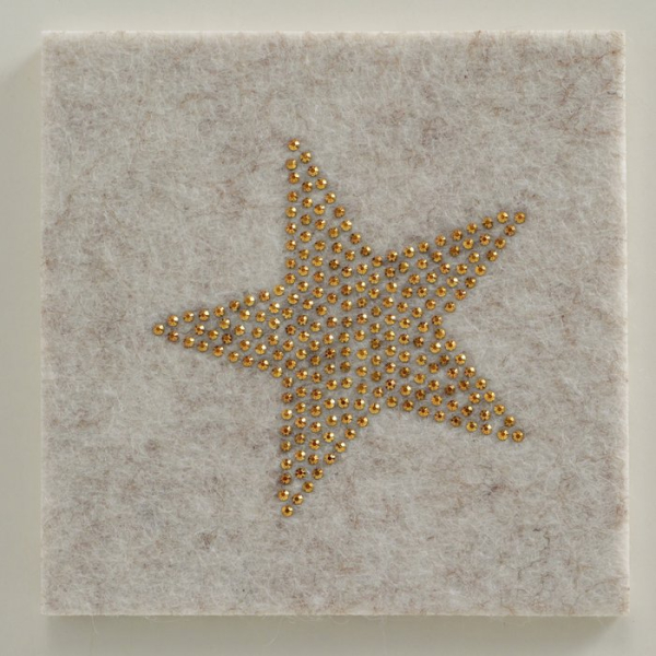 Filz-Untersetzer „Glitza“ (4er-Set) in Beige – Handgearbeitete Glasuntersetzer für die Festtafel mit goldenem Strassstein-Motiv (Stern oder Baum)