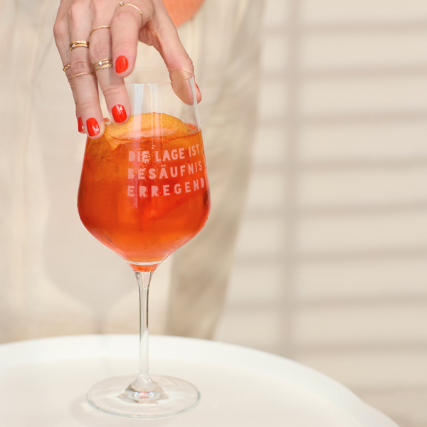 Wineglas "Die Lage ist besäufniserregend"
