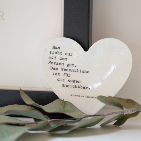 räder Herzteller „Man sieht nur mit dem Herzen gut“ – Porzellanteller in Herzform (10 cm)