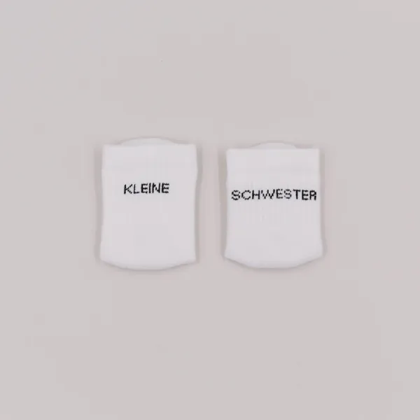 Eulenschnitt Babysocken Kleine Schwester – Weiche Erstlingssocken Gr. 16-18