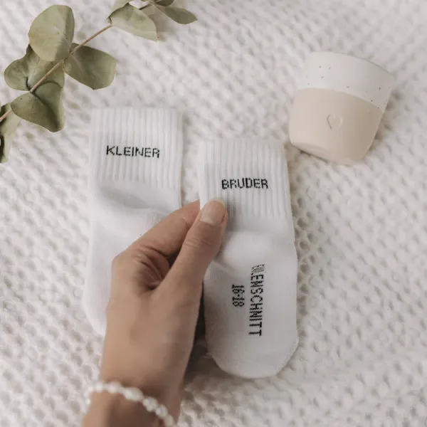 Eulenschnitt Babysocken Kleiner Bruder – Weiche Erstlingssocken Gr. 16-18
